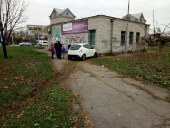 В Запорожье легковушка въехала в здание магазина: пострадал ребёнок (Фото)
