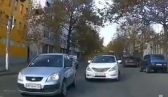 Водитель остановился на светофоре на встречной полосе (видео)