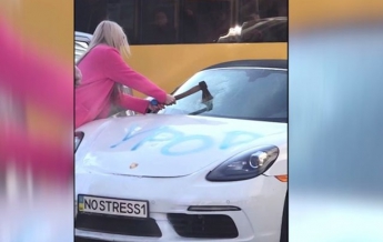 Блондинка изрубила Porsche в Киеве для клипа