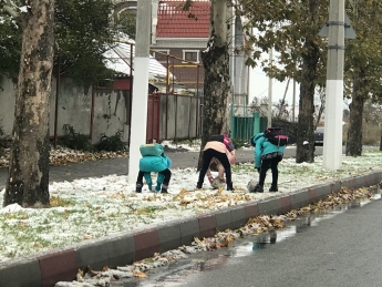 В Мелитополе школьники устроили вдоль дороги зимние забавы со снегом (фото)