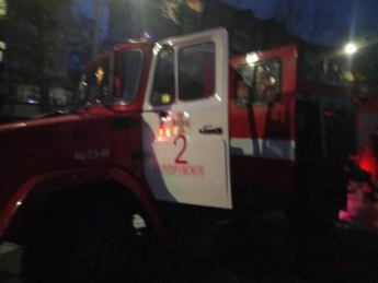 В Запорожье спасатели тушили горящий киоск (фото)