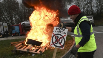 Масштабные протесты во Франции: есть погибший и раненые
