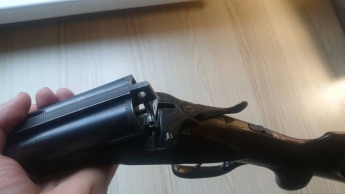 В Запорожской области мужчина во время чистки ружья случайно выстрелил себе в шею