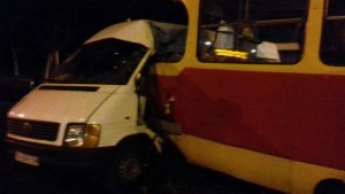 В Запорожье трамвай врезался в маршрутку с пассажирами - есть пострадавшие (Фото)