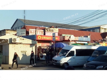 В Мелитополе на остановке перед центральным рынком снесут семь киосков (фото)