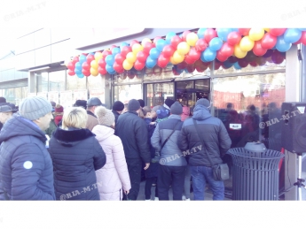 Сотни покупателей в Мелитополе штурмовали черный АТБ (видео)