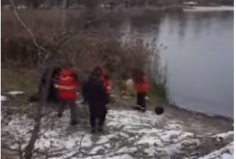 Покончил с собой на глазах у друзей: парень прыгнул в ледяное озеро в Киеве (Видео)