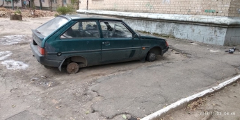 В Мелитополе возле многоэтажки неизвестные разобрали автомобиль