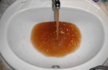 В Запорожье люди не могут помыться уже несколько суток: из крана течет «нефтяная» вода