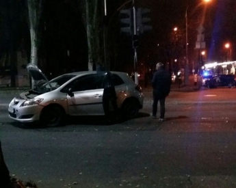 В Запорожье произошла авария, от удара одну из машин откинуло на обочину