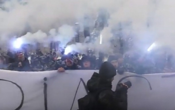 Под Радой митингующие зажгли файеры (видео)
