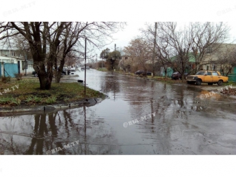 В Мелитополе улицу Дружбы затопило питьевой водой (фото, видео)