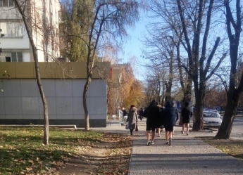 В Мелитополе по улице разгуливали молодые люди в одних трусах (фото)