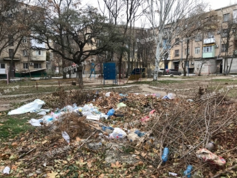 В Мелитополе во дворах многоэтажек выросли мусорные катакомбы (фото)