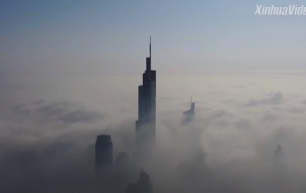 Аномальный туман поглотил китайский город (видео)
