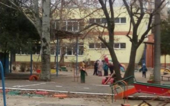 Фотофакт: в Мелитополе при штормовом ветре детсадовцев вывели на прогулку