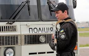 Вооруженные полицейские проверяют документы на постах под Кирилловкой