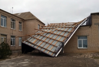 Шквальный ветер и шторм наделали беды в курортной Кирилловке и окрестных селах (фото)