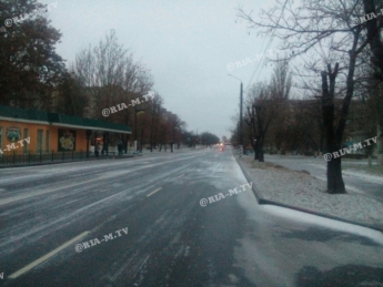 В Мелитополе тротуары и дороги превратились в «стекло» (фото)