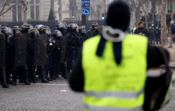 В Париже полиция применила газ на акции протеста