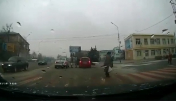 В сети опубликовано видео, как иномарка сбила пешехода на центральном проспекте