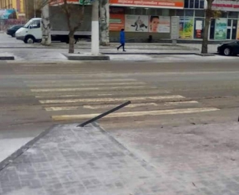 На центральном проспекте вандалы "покуражились" над знаком пешеходного перехода (фото)