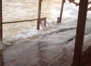 В сети показали как шторм крушил кафе "Мохито" на Федотовой косе (видео)