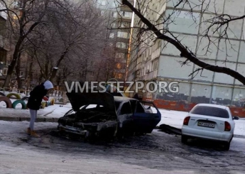 В Запорожье ночью снова сгорел автомобиль (ФОТО)