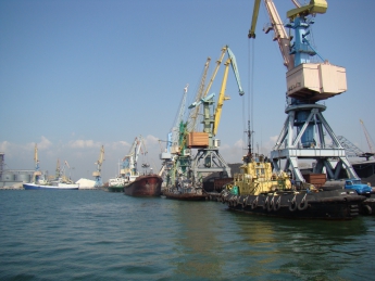 Блокада Азова: в Бердянске готовятся уволить треть работников морского порта