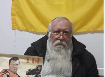 В Мариуполе 70-летний пенсионер расклеивал плакаты с Януковичем, - ФОТО+ВИДЕО
