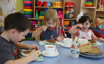 Скандал в детском саду под Киевом: детей кормят черным борщом и огурцами с плесенью (Фото)