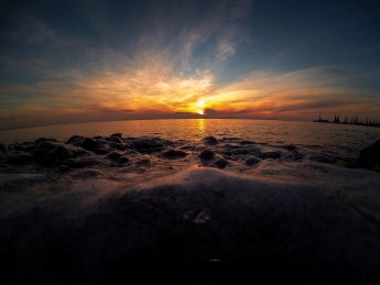 Фото дня: как выглядит зимний закат с берега Азовского моря