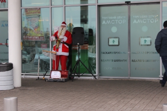 В Мелитополе Санта Клаус организовал бизнеc у входа в супермаркет (фото)