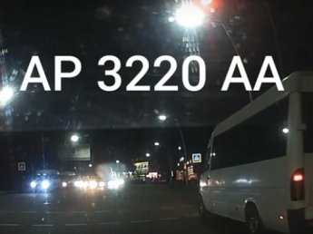 Водитель маршрутки с пассажирами "прокрался" на красный на опасном перекрестке (видео)