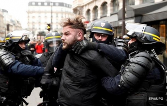 На протестах "желтых жилетов" в Париже задержали более 480 человек