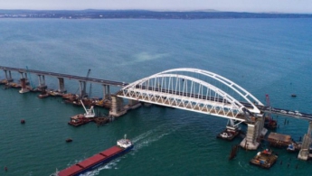 Колонна военной техники РФ проехала по Крымскому мосту. ВИДЕО