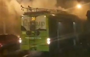 В Харькове на ходу загорелся троллейбус (видео)