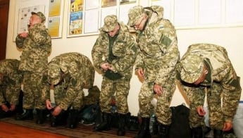 ''В три часа ночи увезли во Львов служить'': в Украине идет охота на призывников