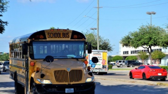 Дети опоздали на школьный автобус и сделали отца богатым