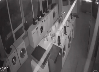 Момент кражи из магазина попал на камеру видеонаблюдения (видео)