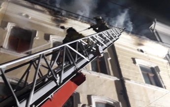 В центре Черновцов всю ночь тушили пожар