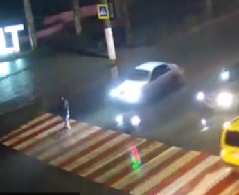 Водитель, едва не угробивший девушку на "зебре", отделался админпротоколом (видео)