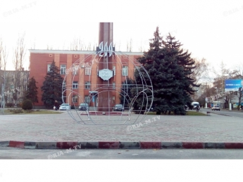 Гигантский новогодний шар с арками уже установили в центре Мелитополя (фото)