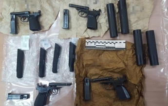 В Киеве полицейский с подельниками торговал оружием