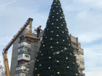 Где в Мелитополе уже установили елки с иллюминацией (фоторепортаж)