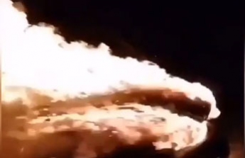 Очевидец снял как в Мелитополе тушили горящую иномарку (видео)