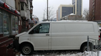 В Киеве автомобиль протаранил зоомагазин