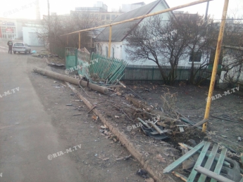 Жители частного сектора остались без забора из-за смертельного ДТП в Мелитополе (фото)