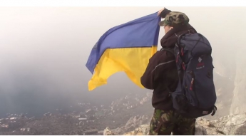 В аннексированном Крыму развернули украинский флаг и декламировали «Заповит» в поддержку захваченных моряков (Видео)