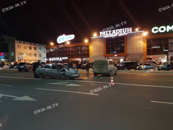 На центральном проспекте в Мелитополе серьезное ДТП - перед "десятки" разбит всмятку (фото)